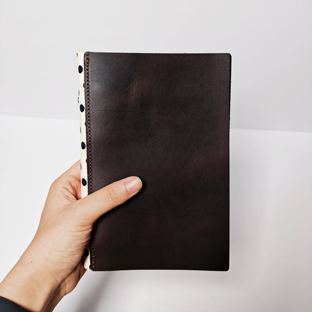 The Monochrome Pop Vintage A6 Personal 6-Ring Leather Binder