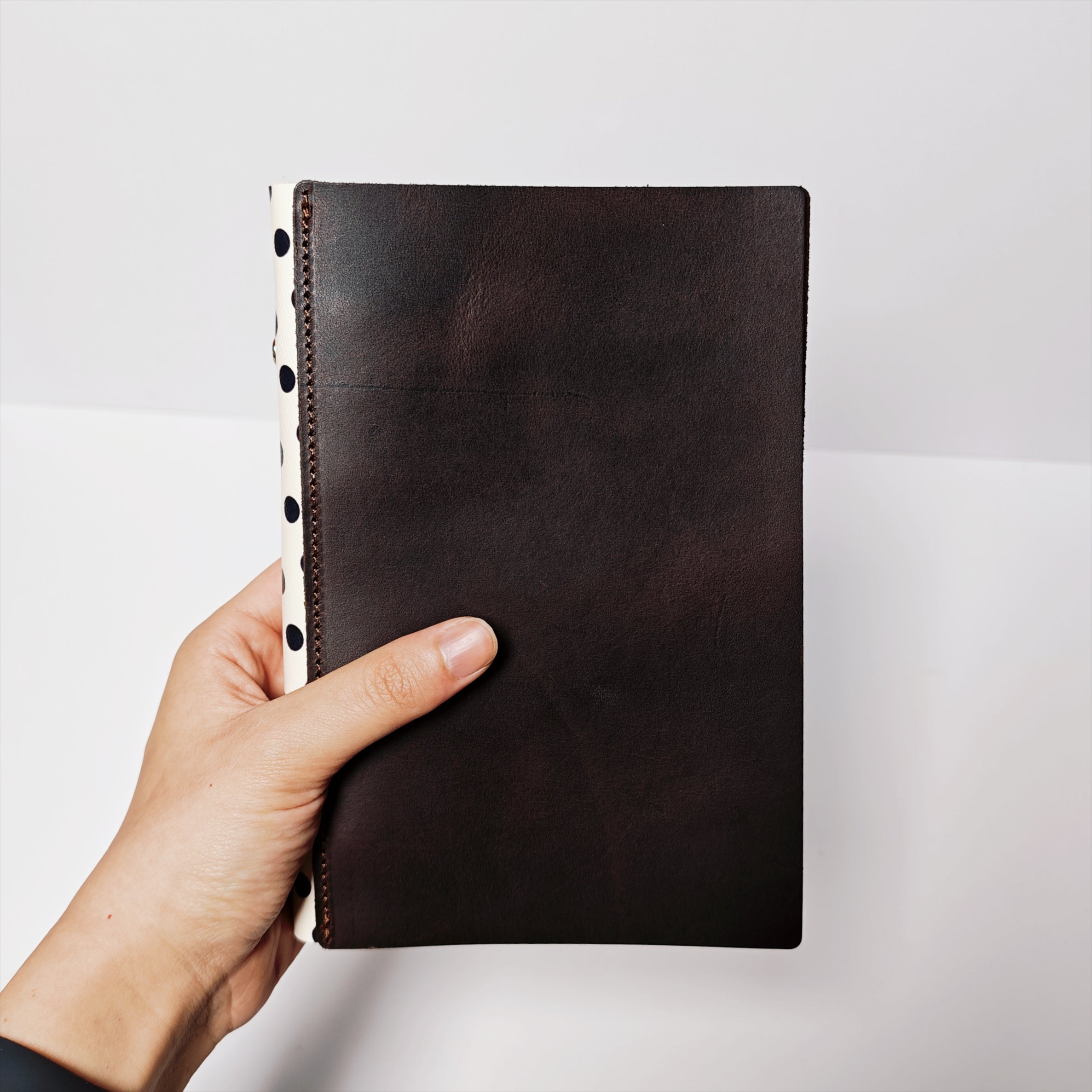 The Monochrome Pop Vintage A6 Personal 6-Ring Leather Binder